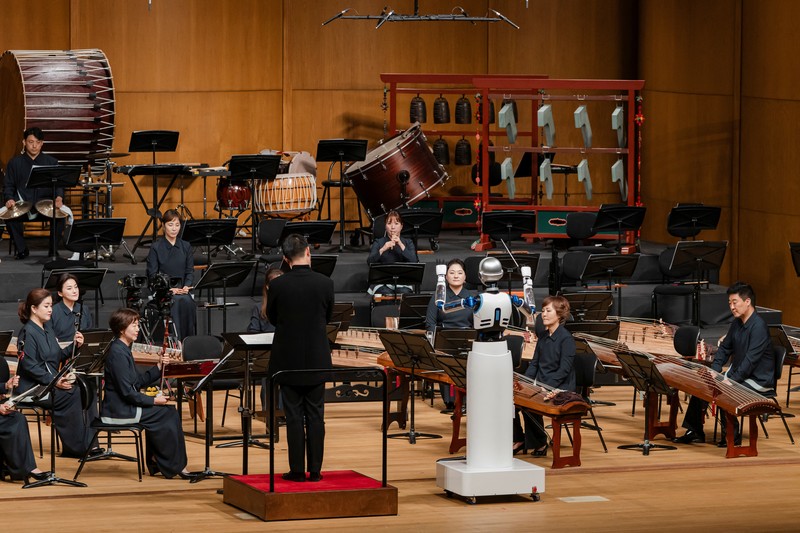 Robot android, Ever 6 memimpin pertunjukan orkestra di National Theater of Korea, Seoul, Korea Selatan. (National Theater of Korea/Handout via REUTERS) Robot android, Ever 6 memimpin pertunjukan orkestra di National Theater of Korea, Seoul, Korea Selatan. (National Theater of Korea/Handout via REUTERS)