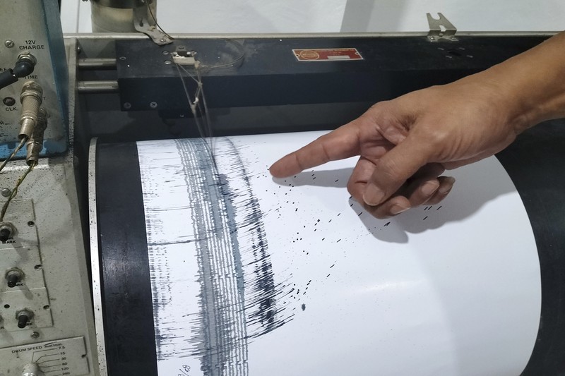 Seorang petugas melakukan pemantauan gempa di di pos pengamatan gunung Merapi di Yogyakarta, Indonesia, Jumat (30/6/2023). Seorang petugas melakukan pemantauan gempa di di pos pengamatan gunung Merapi di Yogyakarta, Indonesia, Jumat (30/6/2023). (AP Photo/Slamet Riyadi))