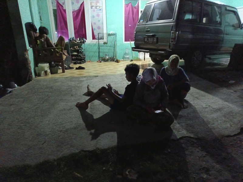 Seorang petugas melakukan pemantauan gempa di di pos pengamatan gunung Merapi di Yogyakarta, Indonesia, Jumat (30/6/2023). (AP Photo/Slamet Riyadi))