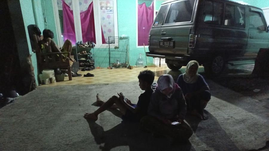 Seorang petugas melakukan pemantauan gempa di di pos pengamatan gunung Merapi di Yogyakarta, Indonesia, Jumat (30/6/2023). (AP Photo/Slamet Riyadi))