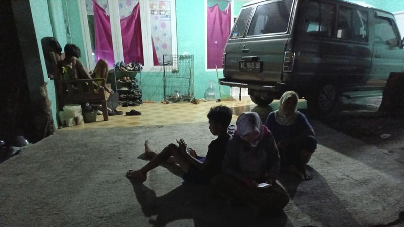 Seorang petugas melakukan pemantauan gempa di di pos pengamatan gunung Merapi di Yogyakarta, Indonesia, Jumat (30/6/2023). (AP Photo/Slamet Riyadi))