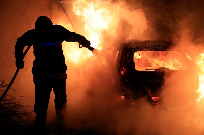 A French firefighter works to extinguish a burning car during Kerusuhan akibat seorang remaja ditembak mati oleh Polisi di pinggiran kota Paris, Prancis, Minggu (2/7/2023). A French firefighter works to extinguish a burning car during Kerusuhan akibat seorang remaja ditembak mati oleh Polisi di pinggiran kota Paris, Prancis, Minggu (2/7/2023).
(REUTERS/Pascal Rossignol)