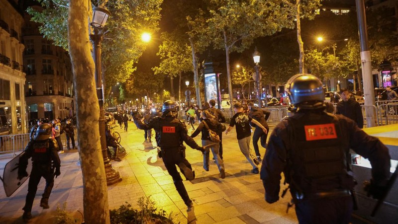 Kerusuhan akibat seorang remaja ditembak mati oleh Polisi di pinggiran kota Paris, Prancis, Sabtu (1/7/2023).(REUTERS/Nacho Doce)