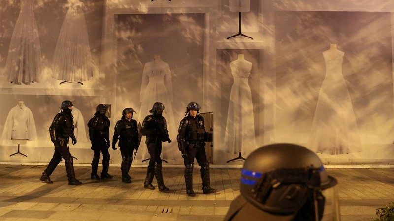 Kerusuhan akibat seorang remaja ditembak mati oleh Polisi di pinggiran kota Paris, Prancis, Sabtu (1/7/2023).(REUTERS/Nacho Doce)