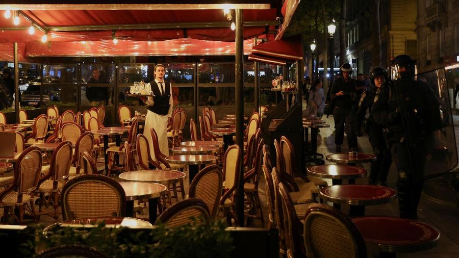 Kerusuhan akibat seorang remaja ditembak mati oleh Polisi di pinggiran kota Paris, Prancis, Sabtu (1/7/2023).(REUTERS/Nacho Doce)