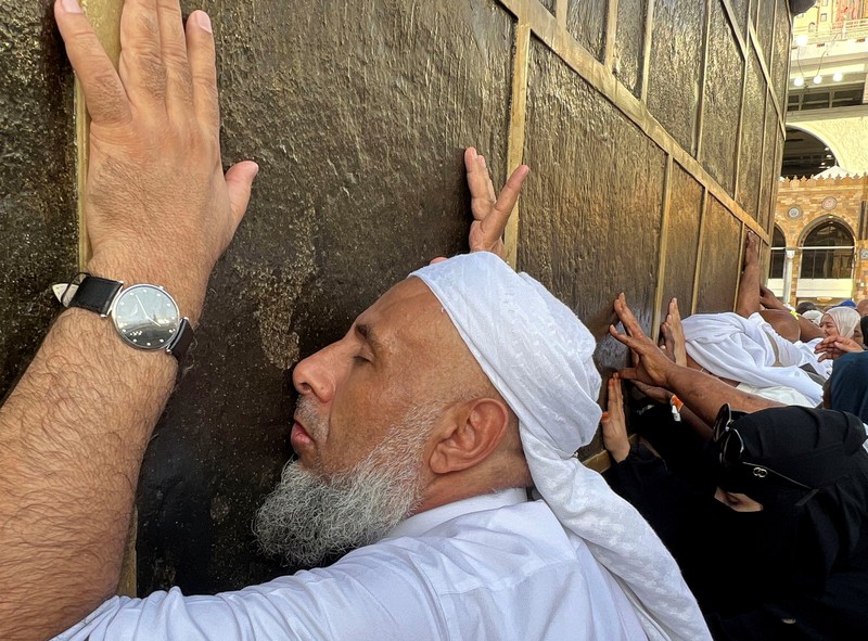 Jemaah haji melaksanakan tawaf wada atau tawaf perpisahan di Ka'bah, Masjidil Haram, Makkah, Arab Saudi. (REUTERS/Mohamed Abd El Ghany)