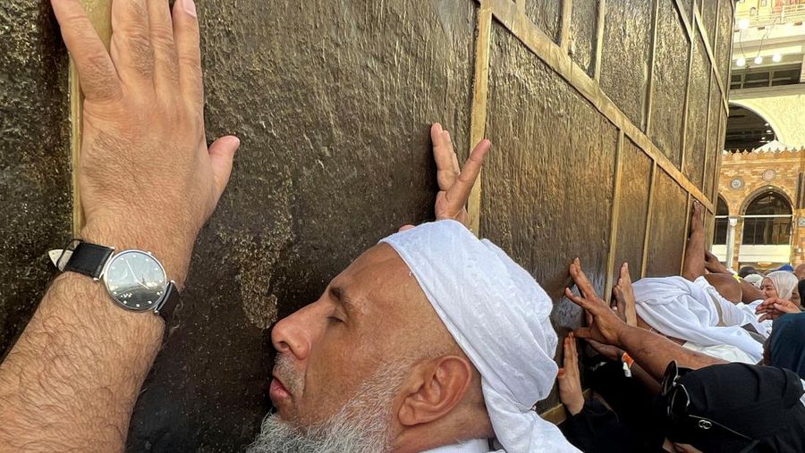 Jemaah haji melaksanakan tawaf wada atau tawaf perpisahan di Ka'bah, Masjidil Haram, Makkah, Arab Saudi. (REUTERS/Mohamed Abd El Ghany)