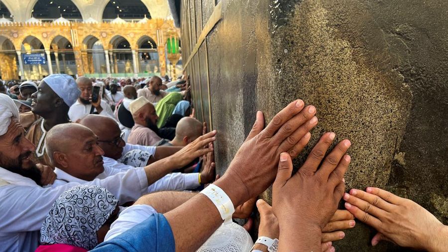 Jemaah haji melaksanakan tawaf wada atau tawaf perpisahan di Ka'bah, Masjidil Haram, Makkah, Arab Saudi. (REUTERS/Mohamed Abd El Ghany)