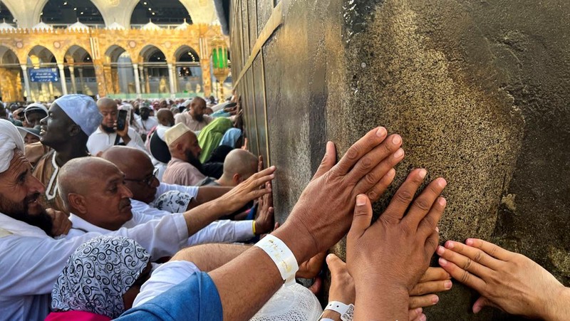 Jemaah haji melaksanakan tawaf wada atau tawaf perpisahan di Ka'bah, Masjidil Haram, Makkah, Arab Saudi. (REUTERS/Mohamed Abd El Ghany)