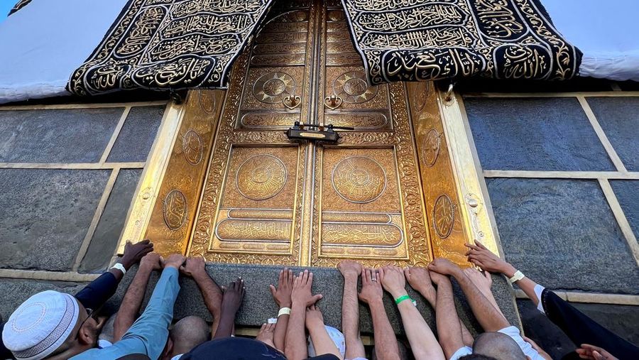 Jemaah haji melaksanakan tawaf wada atau tawaf perpisahan di Ka'bah, Masjidil Haram, Makkah, Arab Saudi. (REUTERS/Mohamed Abd El Ghany)