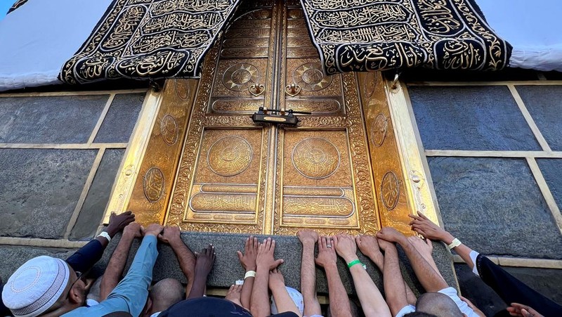 Jemaah haji melaksanakan tawaf wada atau tawaf perpisahan di Ka'bah, Masjidil Haram, Makkah, Arab Saudi. (REUTERS/Mohamed Abd El Ghany)