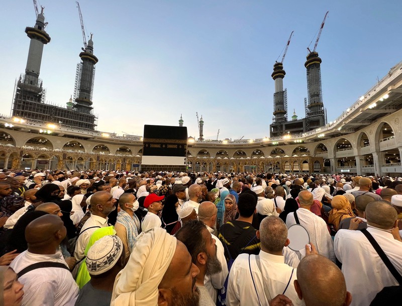 Jemaah haji melaksanakan tawaf wada atau tawaf perpisahan di Ka'bah, Masjidil Haram, Makkah, Arab Saudi. (REUTERS/Mohamed Abd El Ghany)