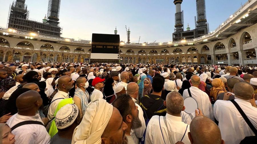 Jemaah haji melaksanakan tawaf wada atau tawaf perpisahan di Ka'bah, Masjidil Haram, Makkah, Arab Saudi. (REUTERS/Mohamed Abd El Ghany)