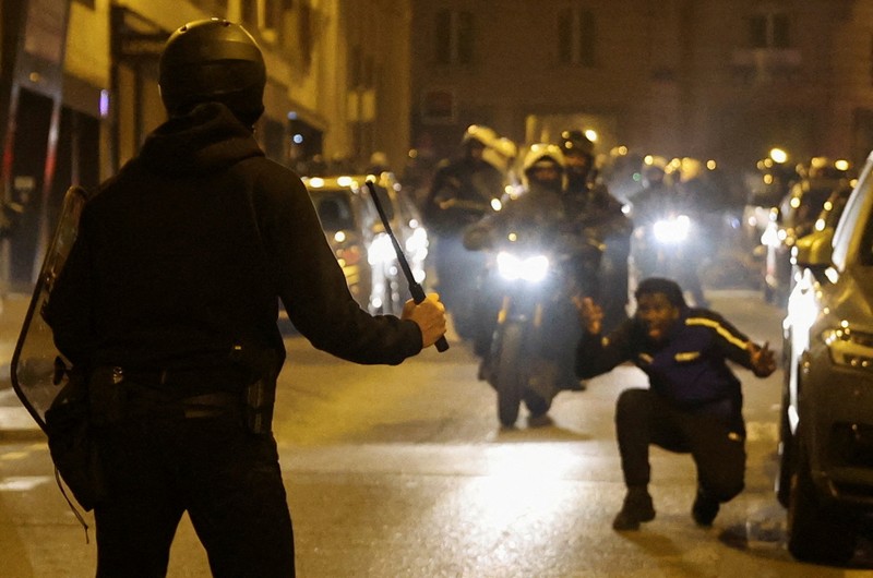 Kerusuhan saat protes kematian seorang remaja berusia 17 tahun yang dibunuh oleh seorang polisi Prancis saat di Nanterre, Paris, Prancis, Sabtu (1/7/2023). (REUTERS/Yves Herman)