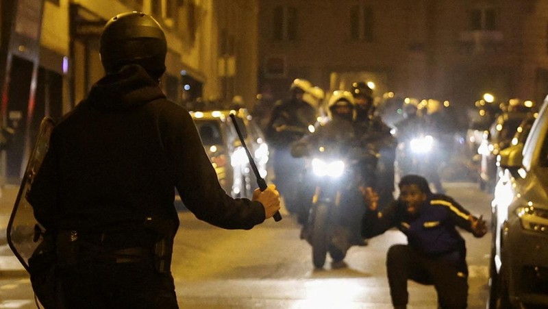 Kerusuhan saat protes kematian seorang remaja berusia 17 tahun yang dibunuh oleh seorang polisi Prancis saat di Nanterre, Paris, Prancis, Sabtu (1/7/2023). (REUTERS/Yves Herman)