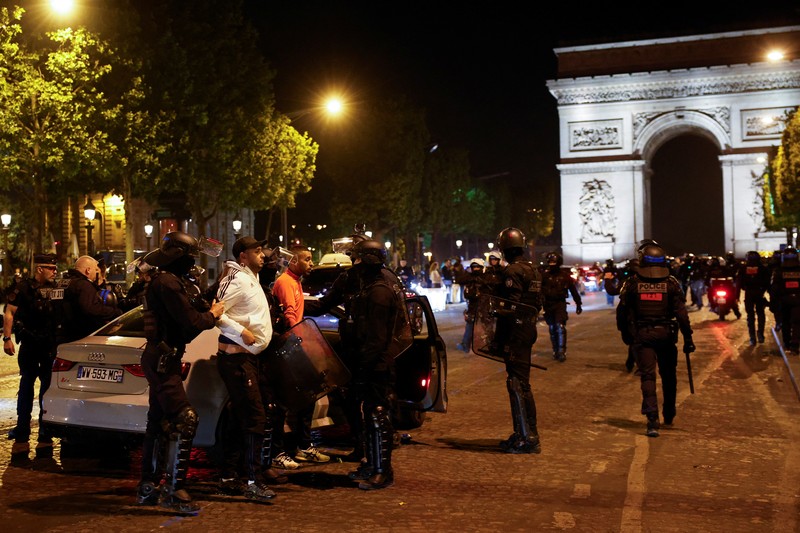 Kerusuhan akibat seorang remaja ditembak mati oleh Polisi di pinggiran kota Paris, Prancis, Sabtu (1/7/2023).(REUTERS/Nacho Doce)
