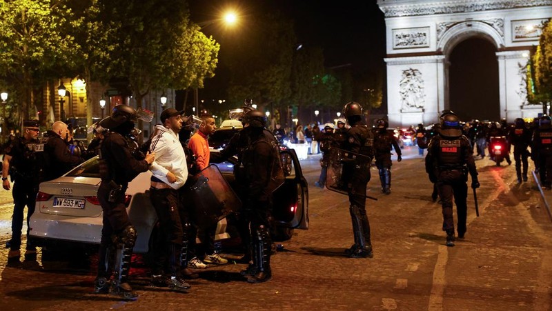 Kerusuhan akibat seorang remaja ditembak mati oleh Polisi di pinggiran kota Paris, Prancis, Sabtu (1/7/2023).(REUTERS/Nacho Doce)