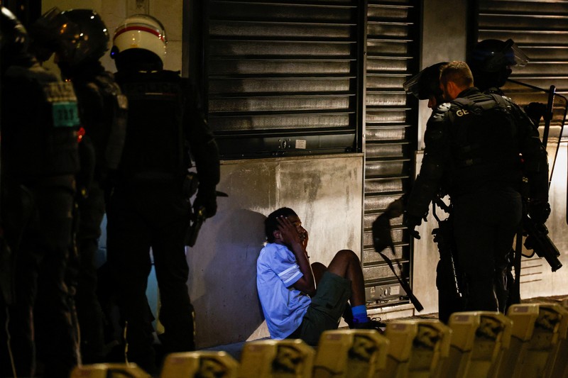 FRANCE-SECURITY/SHOOTING Kerusuhan akibat seorang remaja ditembak mati oleh Polisi di pinggiran kota Paris, Prancis, Sabtu (1/7/2023).(REUTERS/Nacho Doce)