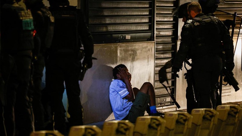 Kerusuhan akibat seorang remaja ditembak mati oleh Polisi di pinggiran kota Paris, Prancis, Sabtu (1/7/2023).(REUTERS/Nacho Doce)