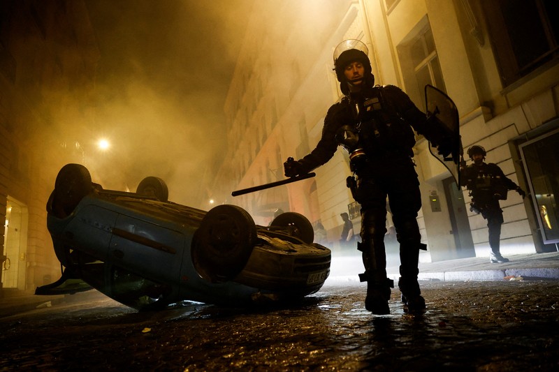 FRANCE-SECURITY/SHOOTING Kerusuhan akibat seorang remaja ditembak mati oleh Polisi di pinggiran kota Paris, Prancis, Sabtu (1/7/2023).(REUTERS/Nacho Doce)
