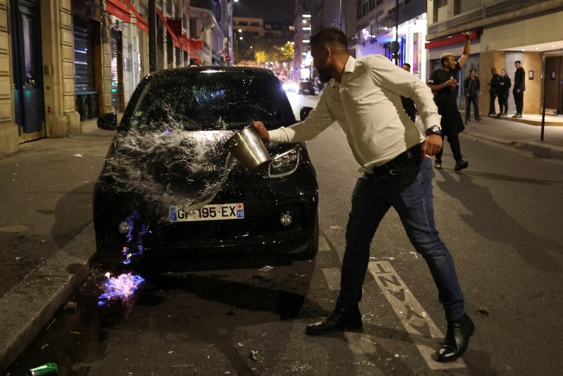 A French firefighter works to extinguish a burning car during Kerusuhan akibat seorang remaja ditembak mati oleh Polisi di pinggiran kota Paris, Prancis, Minggu (2/7/2023). A French firefighter works to extinguish a burning car during Kerusuhan akibat seorang remaja ditembak mati oleh Polisi di pinggiran kota Paris, Prancis, Minggu (2/7/2023).
(REUTERS/Pascal Rossignol)