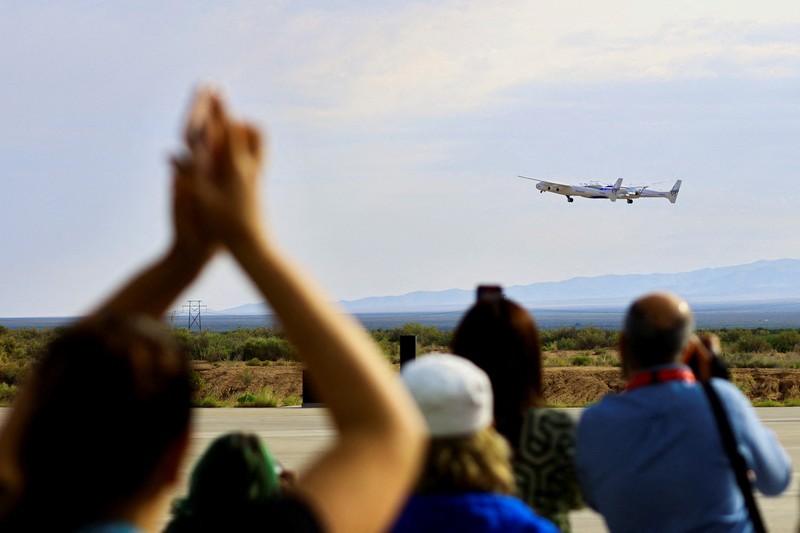 Virgin Galactic berhasil menerbangkan penumpang pertamanya yang membayar ke luar angkasa pada Kamis (29/6). Virgin Galactic berhasil menerbangkan penumpang pertamanya yang membayar ke luar angkasa pada Kamis (29/6). (REUTERS/Jose Luis Gonzalez)