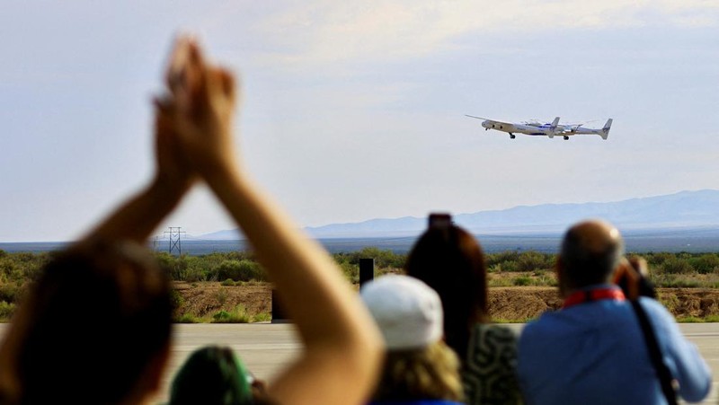 Virgin Galactic berhasil menerbangkan penumpang pertamanya yang membayar ke luar angkasa pada Kamis (29/6). (Virgin Galactic via AP)