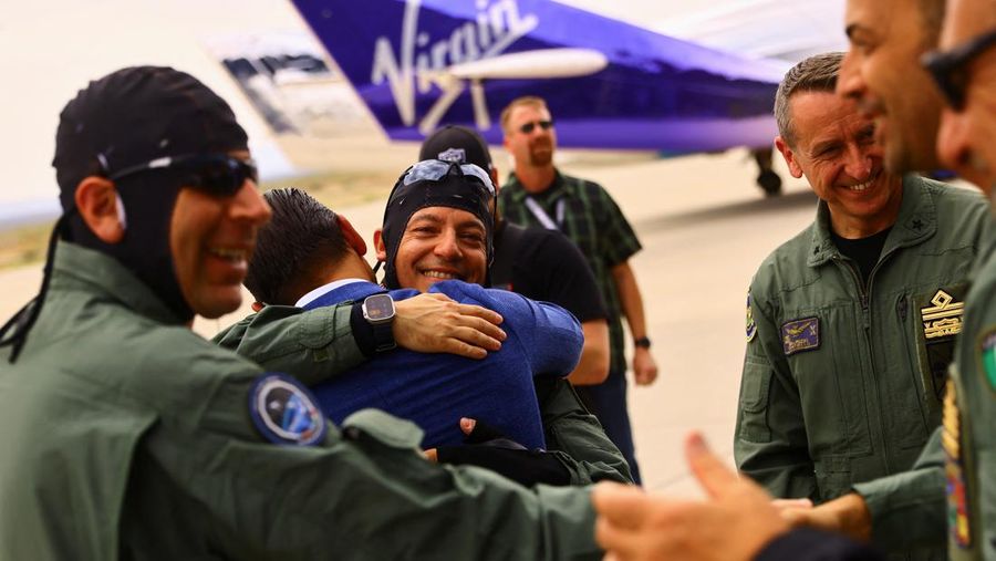 Virgin Galactic berhasil menerbangkan penumpang pertamanya yang membayar ke luar angkasa pada Kamis (29/6). (Virgin Galactic via AP)