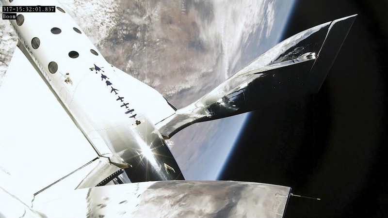Virgin Galactic berhasil menerbangkan penumpang pertamanya yang membayar ke luar angkasa pada Kamis (29/6). (Virgin Galactic via AP)