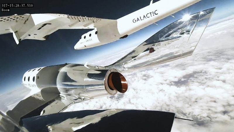 Virgin Galactic berhasil menerbangkan penumpang pertamanya yang membayar ke luar angkasa pada Kamis (29/6). (Virgin Galactic via AP)