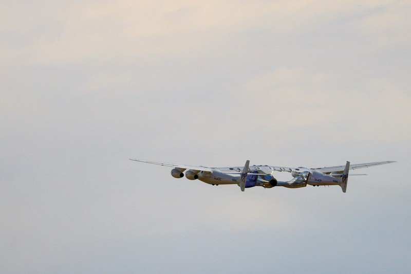 Virgin Galactic berhasil menerbangkan penumpang pertamanya yang membayar ke luar angkasa pada Kamis (29/6). Virgin Galactic berhasil menerbangkan penumpang pertamanya yang membayar ke luar angkasa pada Kamis (29/6). (REUTERS/Jose Luis Gonzalez)