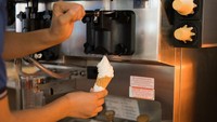 Mau Cari Cuan Tambahan dari Bazar atau Acara Weekend? Mesin Es Krim Ini Bisa Diandalkan