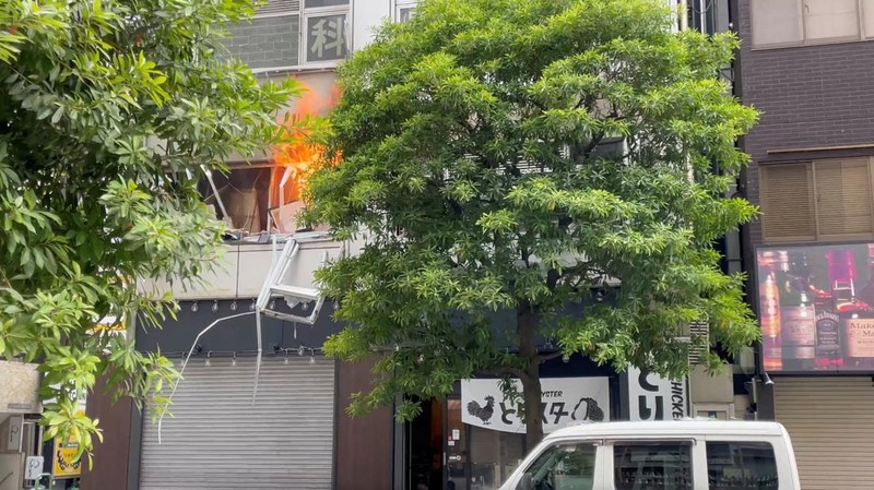 Api membumbung dari jendela menyusul ledakan di sebuah gedung di Tokyo, Jepang 3 Juli 2023 dalam tangkapan layar ini diperoleh dari sebuah video. (Video Obtained by REUTERS)