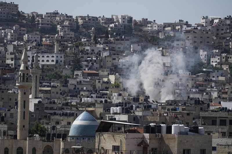 Asap mengepul selama serangan militer Israel ke kubu militan Jenin di Tepi Barat yang diduduki, Senin, 3 Juli 2023. Pejabat kesehatan Palestina mengatakan setidaknya tiga warga Palestina tewas dalam serangan itu. Asap mengepul selama serangan militer Israel ke kubu militan Jenin di Tepi Barat yang diduduki, Senin, 3 Juli 2023. Pejabat kesehatan Palestina mengatakan setidaknya tiga warga Palestina tewas dalam serangan itu. (AP Photo/Majdi Mohammed)