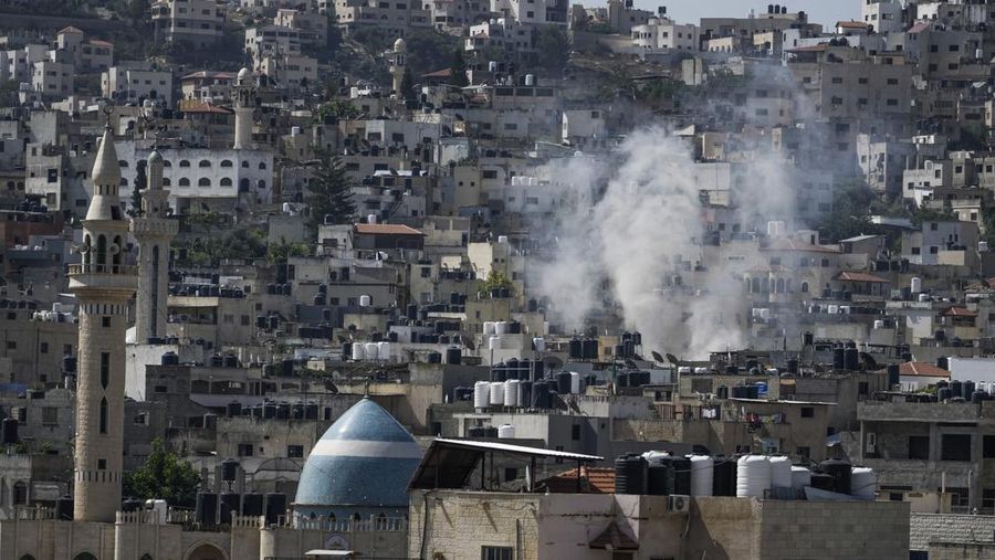 Asap mengepul selama serangan militer Israel ke kubu militan Jenin di Tepi Barat yang diduduki, Senin, 3 Juli 2023. Pejabat kesehatan Palestina mengatakan setidaknya tiga warga Palestina tewas dalam serangan itu. (AP Photo/Majdi Mohammed)