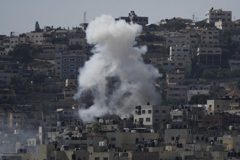 Asap mengepul selama serangan militer Israel ke kubu militan Jenin di Tepi Barat yang diduduki, Senin, 3 Juli 2023. Pejabat kesehatan Palestina mengatakan setidaknya tiga warga Palestina tewas dalam serangan itu. (AP Photo/Majdi Mohammed)
