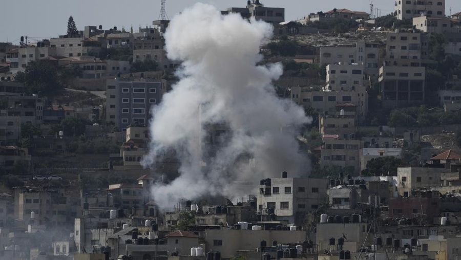 Asap mengepul selama serangan militer Israel ke kubu militan Jenin di Tepi Barat yang diduduki, Senin, 3 Juli 2023. Pejabat kesehatan Palestina mengatakan setidaknya tiga warga Palestina tewas dalam serangan itu. (AP Photo/Majdi Mohammed)