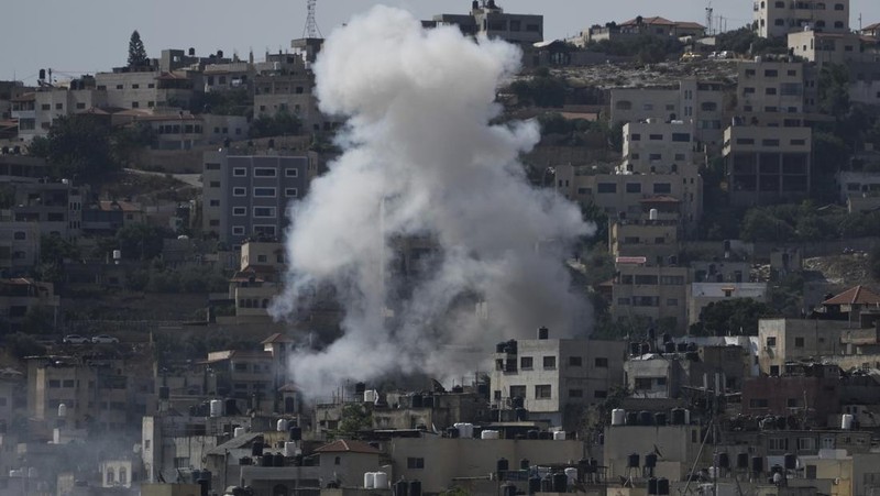 Asap mengepul selama serangan militer Israel ke kubu militan Jenin di Tepi Barat yang diduduki, Senin, 3 Juli 2023. Pejabat kesehatan Palestina mengatakan setidaknya tiga warga Palestina tewas dalam serangan itu. (AP Photo/Majdi Mohammed)