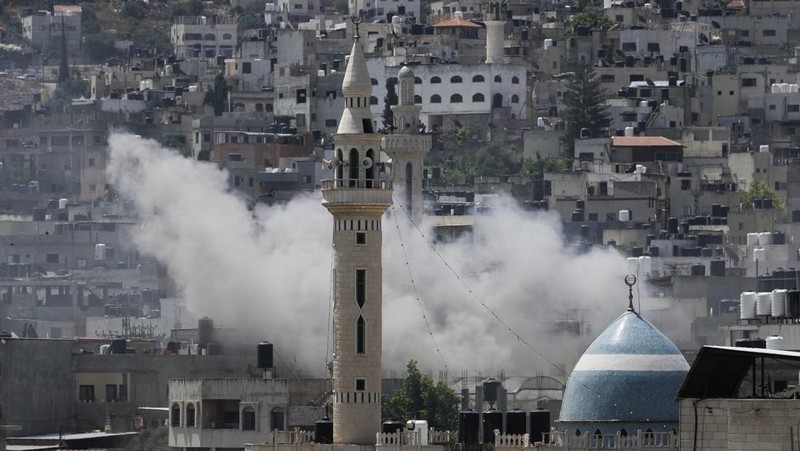 Asap mengepul selama serangan militer Israel ke kubu militan Jenin di Tepi Barat yang diduduki, Senin, 3 Juli 2023. Pejabat kesehatan Palestina mengatakan setidaknya tiga warga Palestina tewas dalam serangan itu. (AP Photo/Majdi Mohammed)