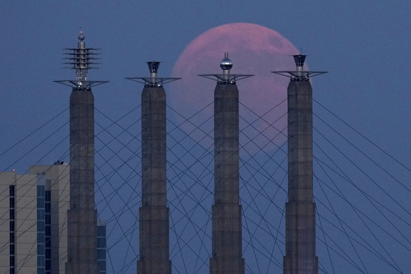 Multi exposure bulan Supermoon di langit Jakarta, Senin, (3/7). Multi exposure bulan Supermoon di langit Jakarta, Senin, (3/7). (CNBC Indonesia/Muhammad Sabki)