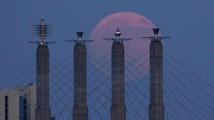 Multi exposure bulan Supermoon di langit Jakarta, Senin, (3/7). (CNBC Indonesia/Muhammad Sabki)