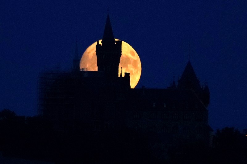 Multi exposure bulan Supermoon di langit Jakarta, Senin, (3/7). Multi exposure bulan Supermoon di langit Jakarta, Senin, (3/7). (CNBC Indonesia/Muhammad Sabki)