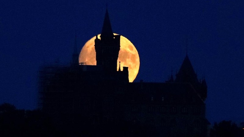 Multi exposure bulan Supermoon di langit Jakarta, Senin, (3/7). (CNBC Indonesia/Muhammad Sabki)