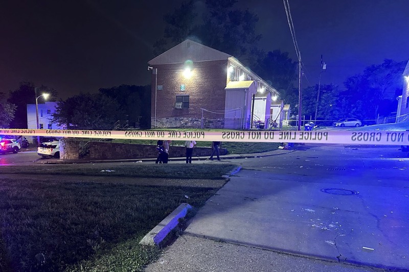 Dalam foto yang dirilis oleh Departemen Kepolisian Baltimore ini, polisi menutup TKP penembakan massal di Distrik Selatan Baltimore, Maryland, Minggu dini hari, 2 Juli 2023. Polisi mengatakan sejumlah orang tewas dan puluhan lainnya luka-luka dalam Insiden penembakan massal yang terjadi saat pesta blok perumahan tepat tengah malam berlangsung. (Baltimore Police Department via AP)