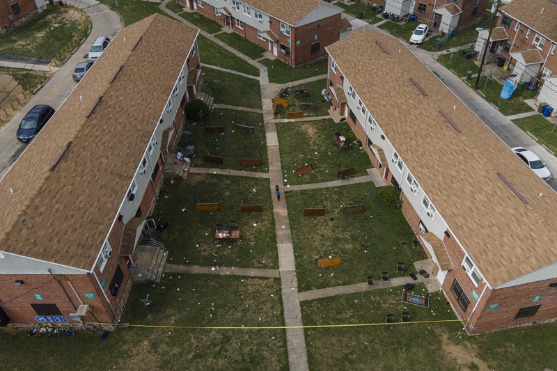 Dalam foto yang dirilis oleh Departemen Kepolisian Baltimore ini, polisi menutup TKP penembakan massal di Distrik Selatan Baltimore, Maryland, Minggu dini hari, 2 Juli 2023. Polisi mengatakan sejumlah orang tewas dan puluhan lainnya luka-luka dalam Insiden penembakan massal yang terjadi saat pesta blok perumahan tepat tengah malam berlangsung. Dalam foto yang dirilis oleh Departemen Kepolisian Baltimore ini, polisi menutup TKP penembakan massal di Distrik Selatan Baltimore, Maryland, Minggu dini hari, 2 Juli 2023. Polisi mengatakan sejumlah orang tewas dan puluhan lainnya luka-luka dalam Insiden penembakan massal yang terjadi saat pesta blok perumahan tepat tengah malam berlangsung. (Baltimore Police Department via AP)