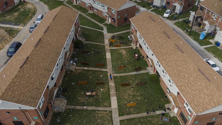 Dalam foto yang dirilis oleh Departemen Kepolisian Baltimore ini, polisi menutup TKP penembakan massal di Distrik Selatan Baltimore, Maryland, Minggu dini hari, 2 Juli 2023. Polisi mengatakan sejumlah orang tewas dan puluhan lainnya luka-luka dalam Insiden penembakan massal yang terjadi saat pesta blok perumahan tepat tengah malam berlangsung. (Baltimore Police Department via AP)
