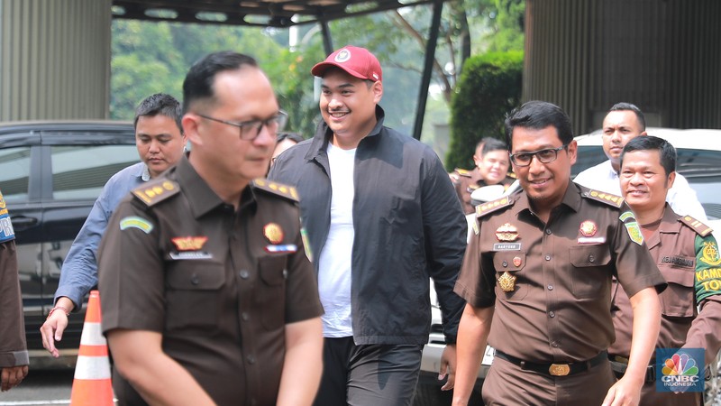 Kejaksaan Agung (Kejagung) memanggil Menteri Pemuda dan Olahraga Dito Ariotedjo terkait kasus dugaan korupsi penyediaan menara BTS 4G dan infrastuktur pendukung 2,3,4 dan 5 BAKTI Kominfo pada hari ini, Senin (3/7/202). (CNCB Indonesia/Muhammad Sabki) Kejaksaan Agung (Kejagung) memanggil Menteri Pemuda dan Olahraga Dito Ariotedjo terkait kasus dugaan korupsi penyediaan menara BTS 4G dan infrastuktur pendukung 2,3,4 dan 5 BAKTI Kominfo pada hari ini, Senin (3/7/202). (CNCB Indonesia/Muhammad Sabki)
