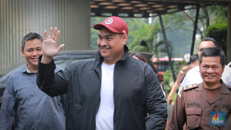 Kejaksaan Agung (Kejagung) memanggil Menteri Pemuda dan Olahraga Dito Ariotedjo terkait kasus dugaan korupsi penyediaan menara BTS 4G dan infrastuktur pendukung 2,3,4 dan 5 BAKTI Kominfo pada hari ini, Senin (3/7/202). (CNCB Indonesia/Muhammad Sabki) Kejaksaan Agung (Kejagung) memanggil Menteri Pemuda dan Olahraga Dito Ariotedjo terkait kasus dugaan korupsi penyediaan menara BTS 4G dan infrastuktur pendukung 2,3,4 dan 5 BAKTI Kominfo pada hari ini, Senin (3/7/202). (CNCB Indonesia/Muhammad Sabki)