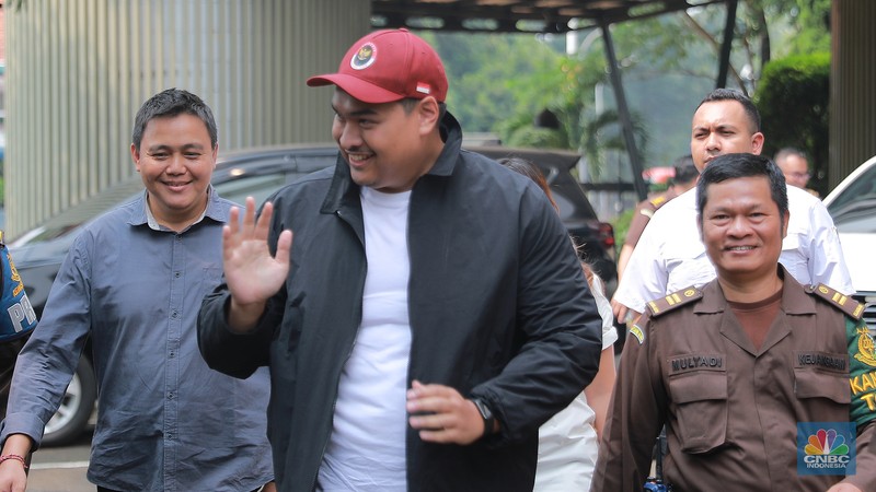 Kejaksaan Agung (Kejagung) memanggil Menteri Pemuda dan Olahraga Dito Ariotedjo terkait kasus dugaan korupsi penyediaan menara BTS 4G dan infrastuktur pendukung 2,3,4 dan 5 BAKTI Kominfo pada hari ini, Senin (3/7/202). (CNCB Indonesia/Muhammad Sabki) Kejaksaan Agung (Kejagung) memanggil Menteri Pemuda dan Olahraga Dito Ariotedjo terkait kasus dugaan korupsi penyediaan menara BTS 4G dan infrastuktur pendukung 2,3,4 dan 5 BAKTI Kominfo pada hari ini, Senin (3/7/202). (CNCB Indonesia/Muhammad Sabki)