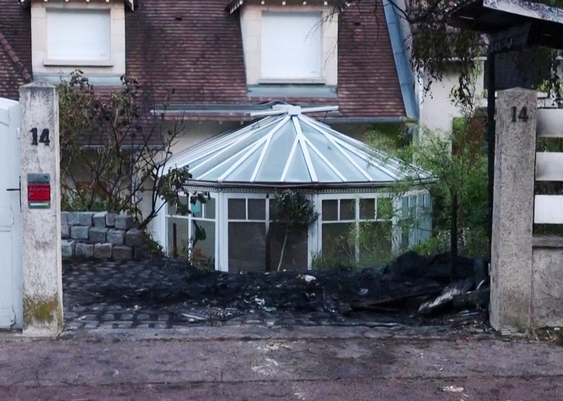 Kerusuhan saat protes kematian seorang remaja berusia 17 tahun yang dibunuh oleh seorang polisi Prancis saat di Nanterre, Paris, Prancis, Sabtu (1/7/2023). (REUTERS/Yves Herman)